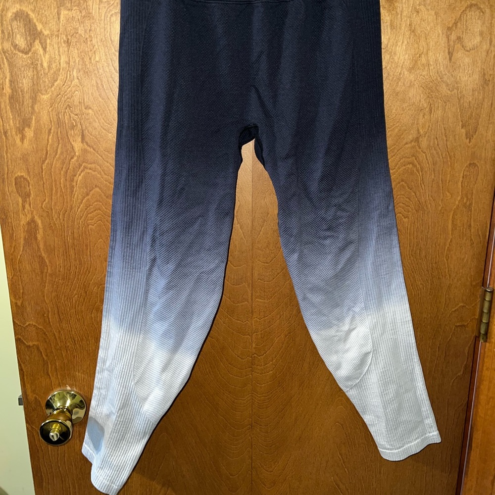 Victoria’s Secret pink sport leggings. Size large. Smoke free home. Like new.